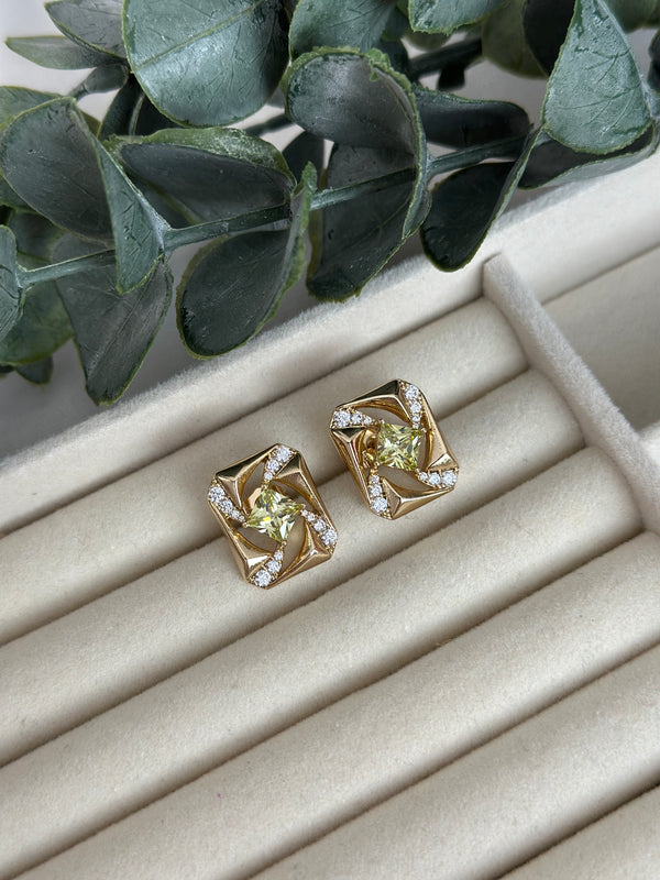 Ortası Yeşil Kare Küpe