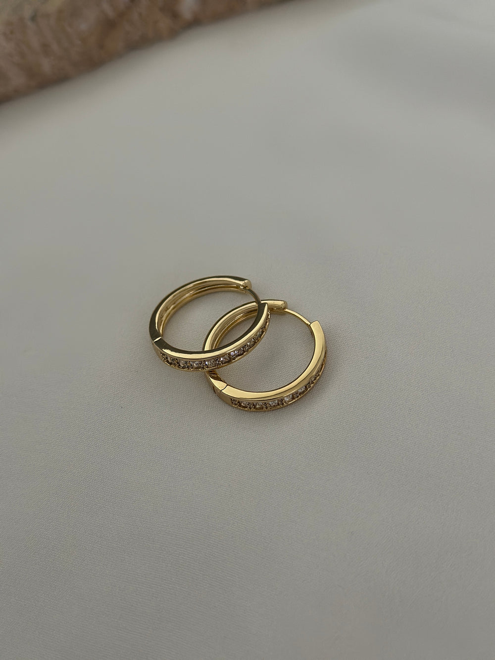 Önü Taşlı Halka Küpe