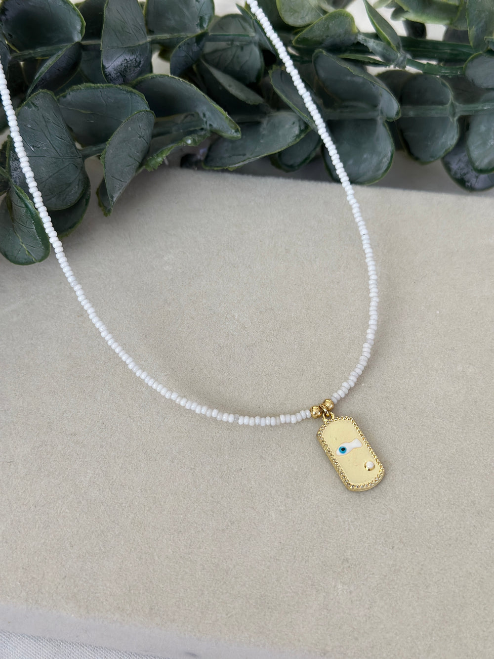 Beyaz Boncuk Gold Plaka Kolye