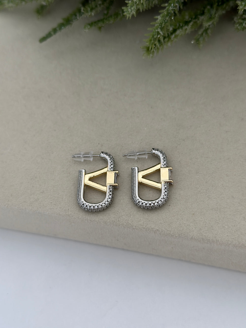 Zirkon Taşlı V Küpe