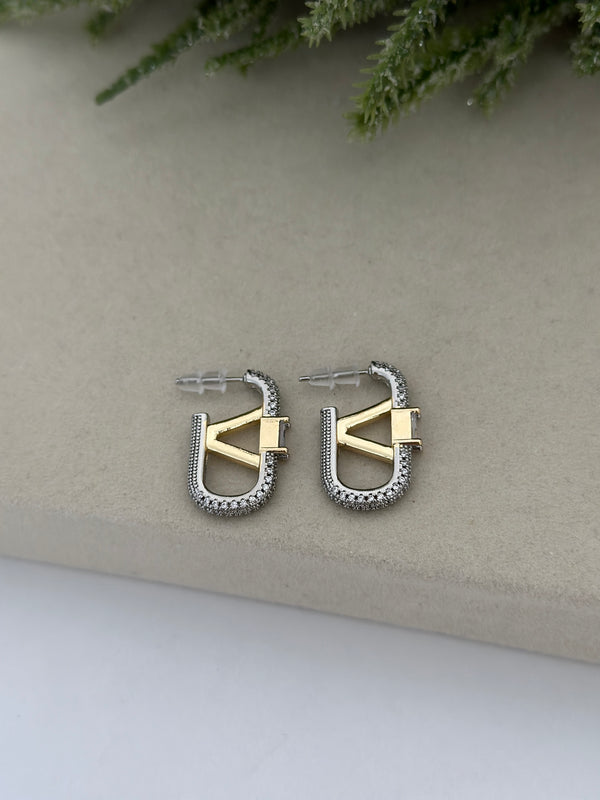 Zirkon Taşlı V Küpe