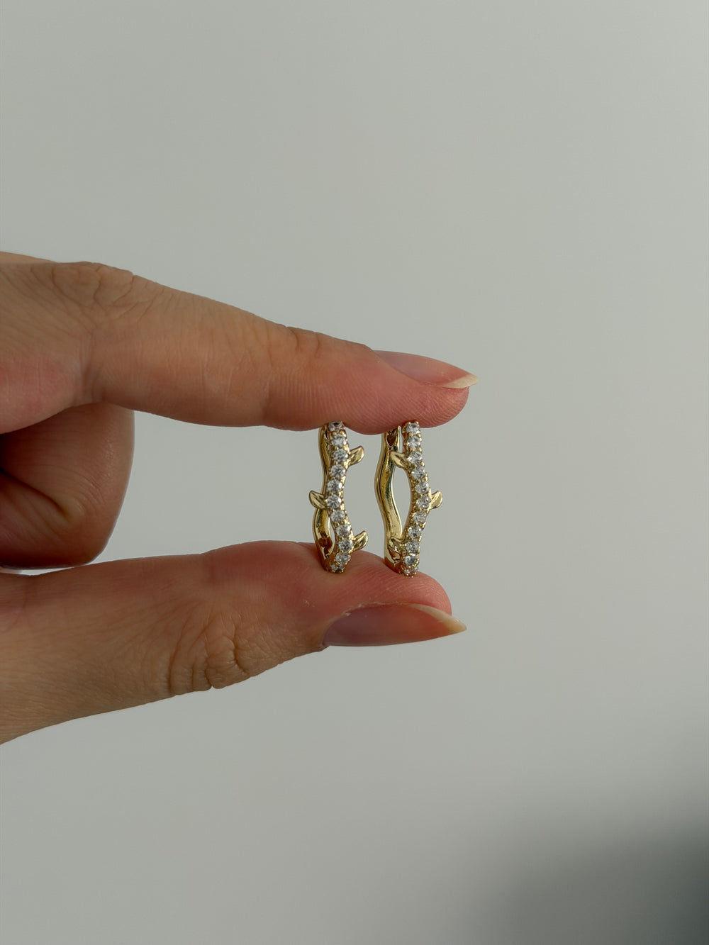 Yaprak Motif Dikey Küpe