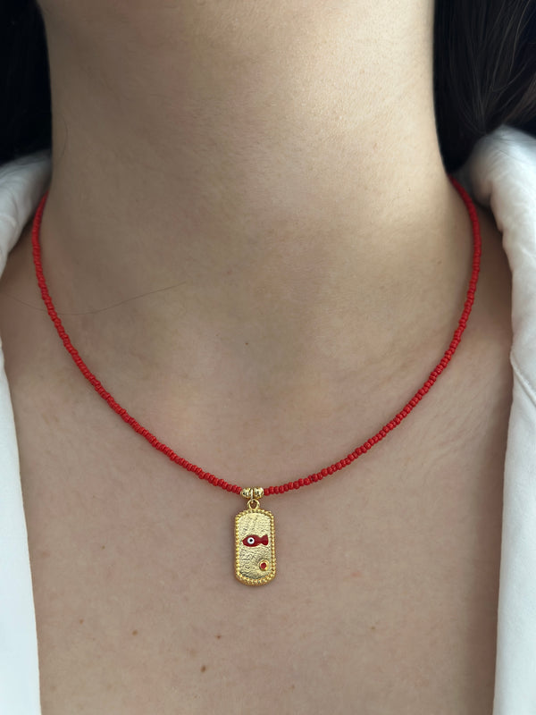 Dikdörtgen Plaka Kırmızı Kolye