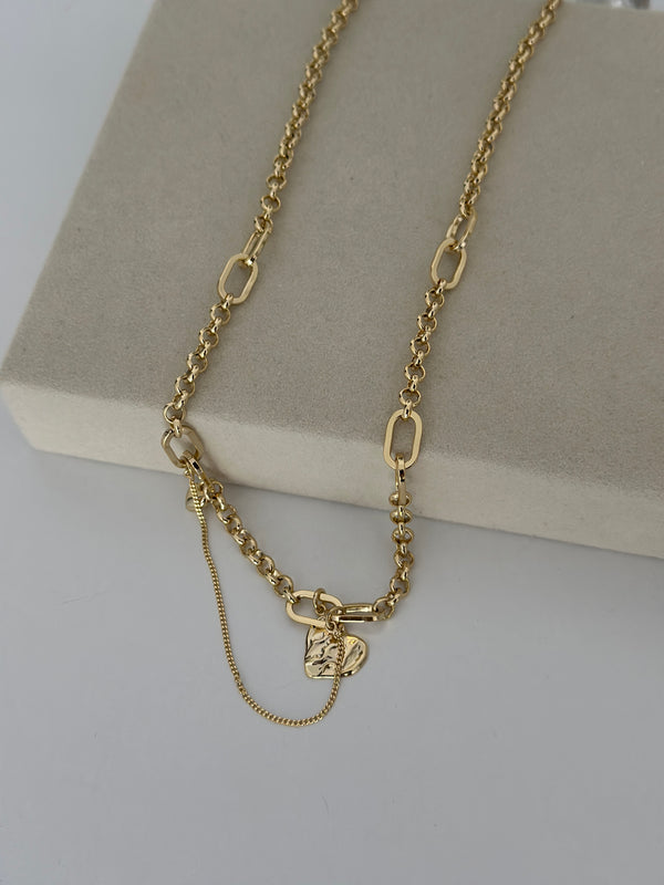 Kalp Charmlı Zincir Kolye