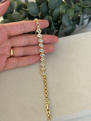 Ön kısmı Dikdörtgen Taşlı Bileklik