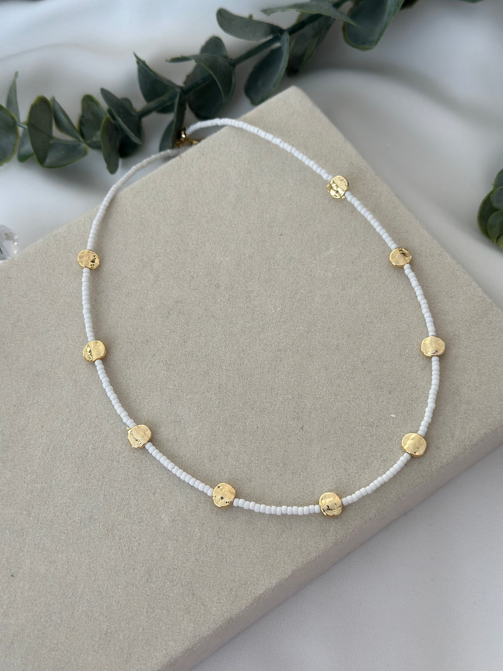 Beyaz Boncuk Gold Plaka Kolye
