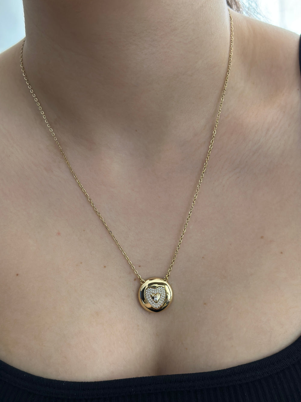 Kalp Taşlı Yuvarlak Plaka Kolye