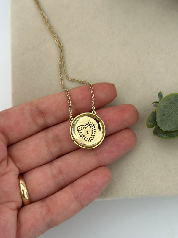 Kalp Taşlı Yuvarlak Plaka Kolye