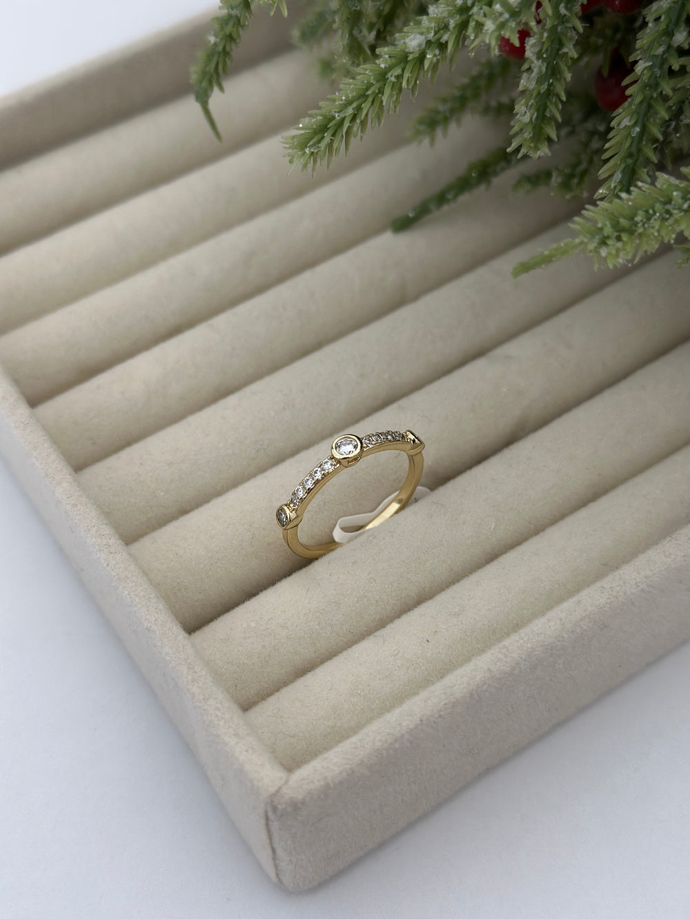 Üç yuvarlak Taşlı Yüzük