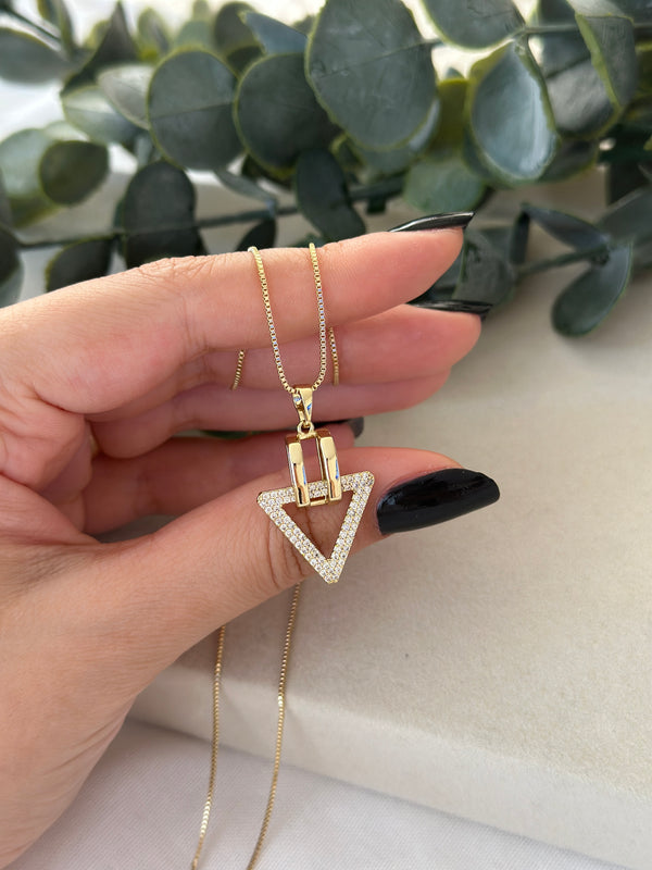 Üçgen Taşlı Kolye