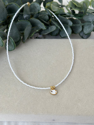 Ucu Balıklı Beyaz Boncuklu Kolye