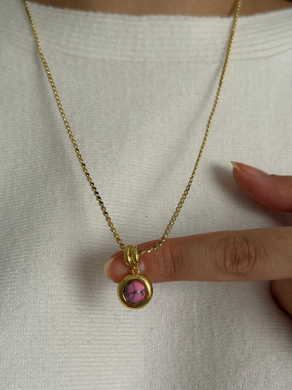 Pembe Charmlı Pul Ezme Kolye