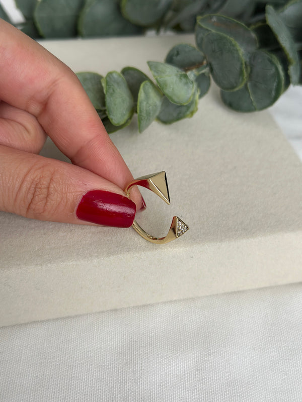 Üçgen Uçlu Yüzük