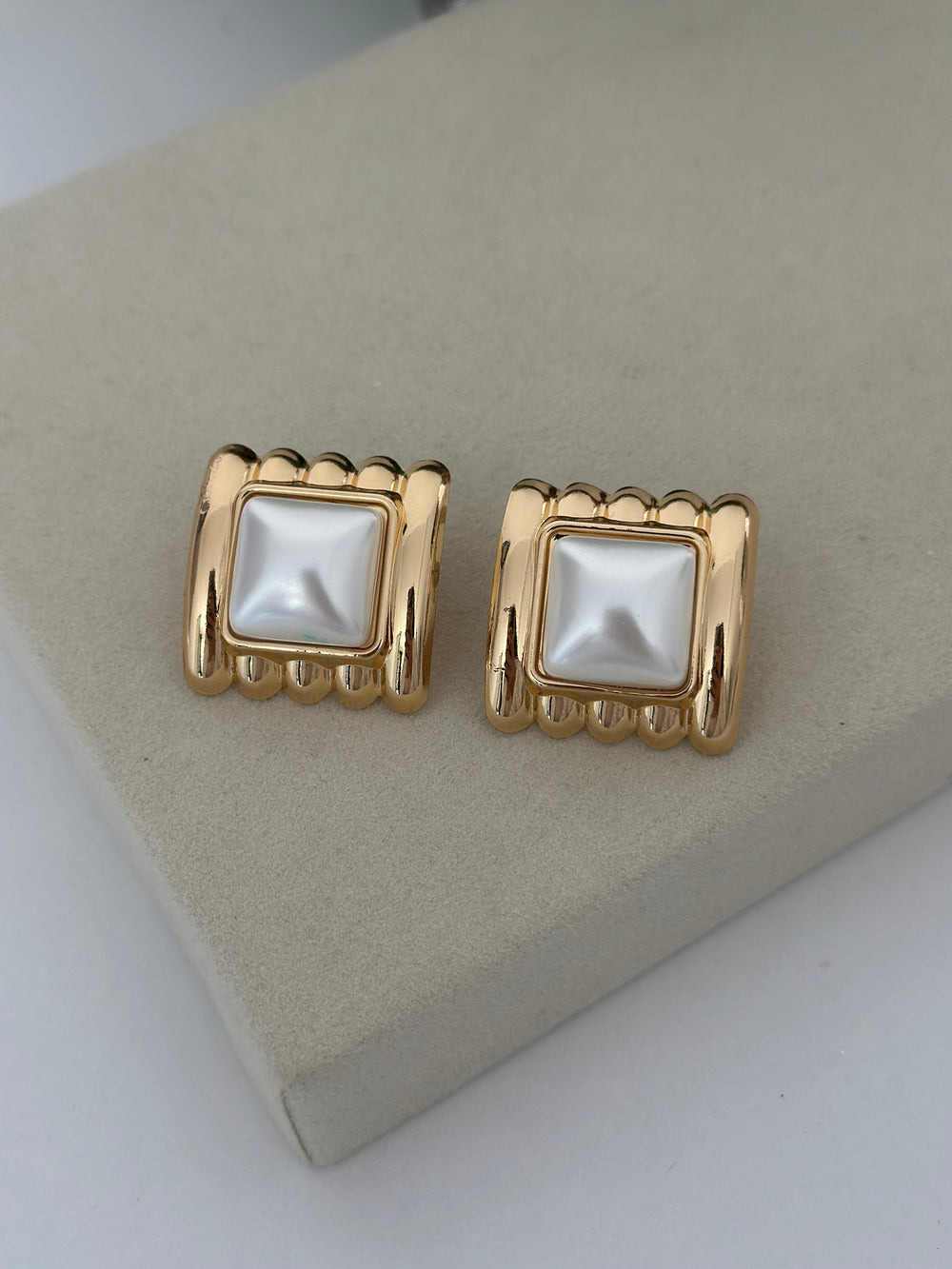 Kare Plaka İncili Küpe