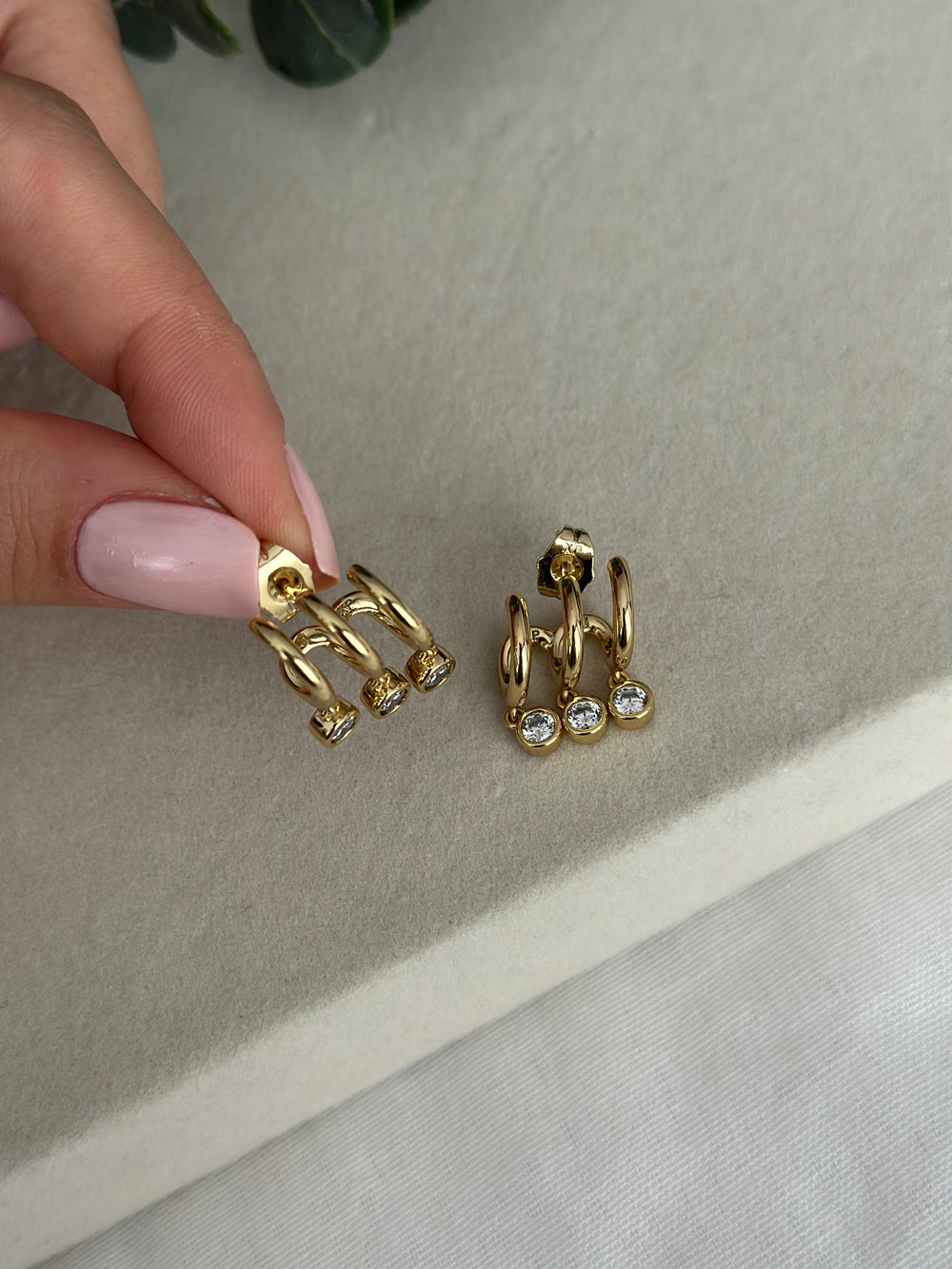 Ucu Taşlı Üçlü Görünüm Küpe