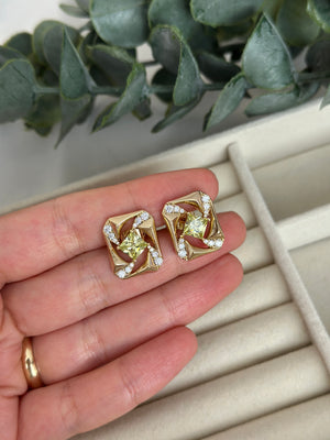 Ortası Yeşil Kare Küpe