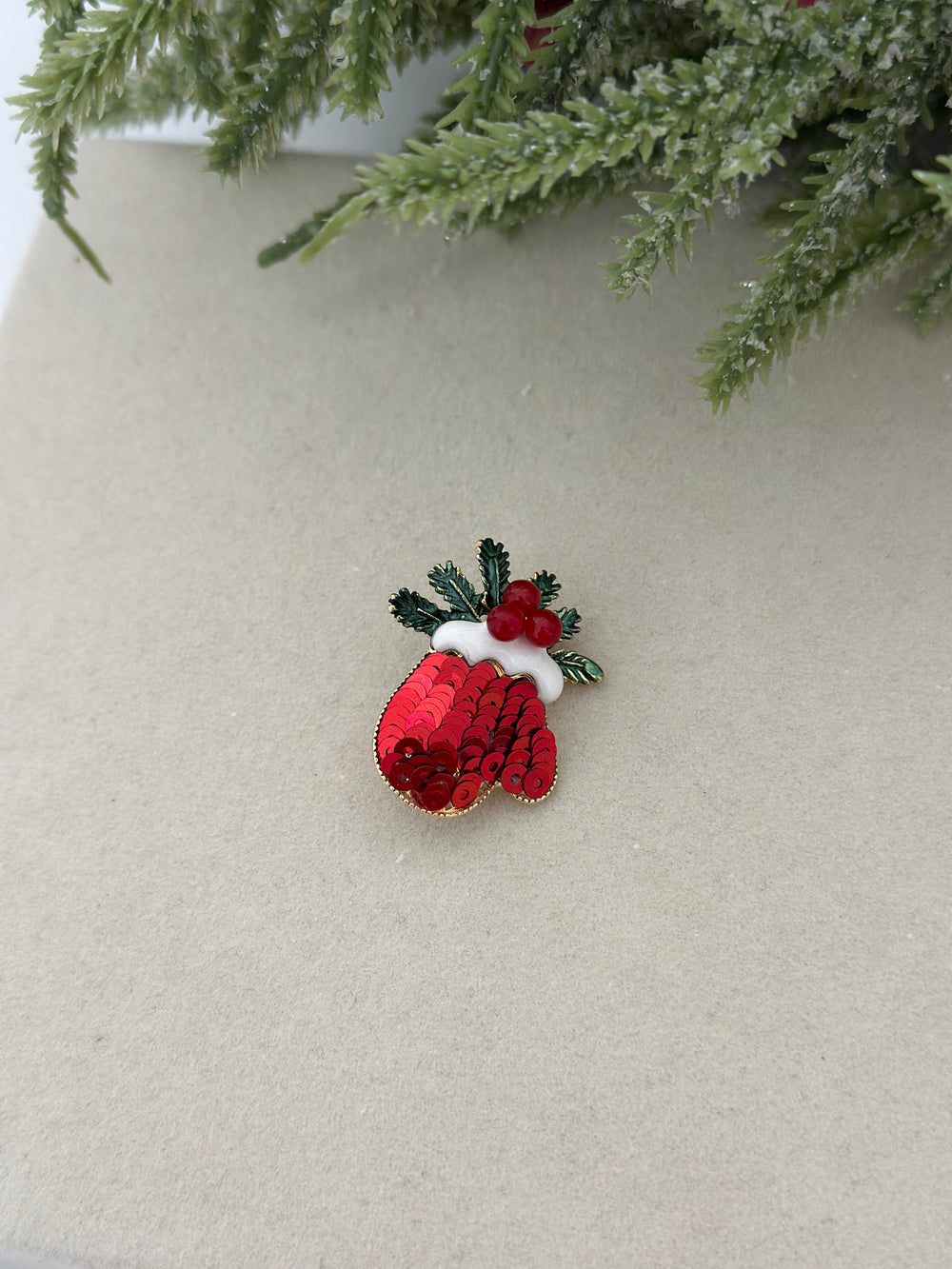 Pullu El Sembol Broş