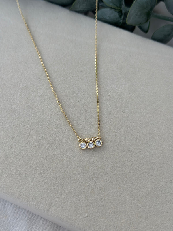 Üç Sıra Taşlı Kolye