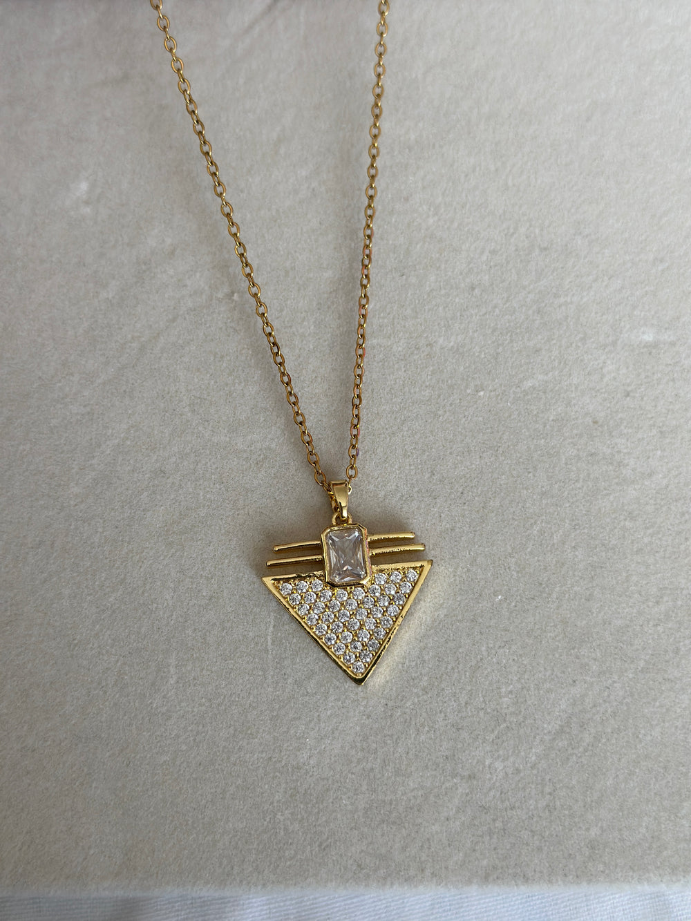 Çelik Üçgen Serenay Kolye