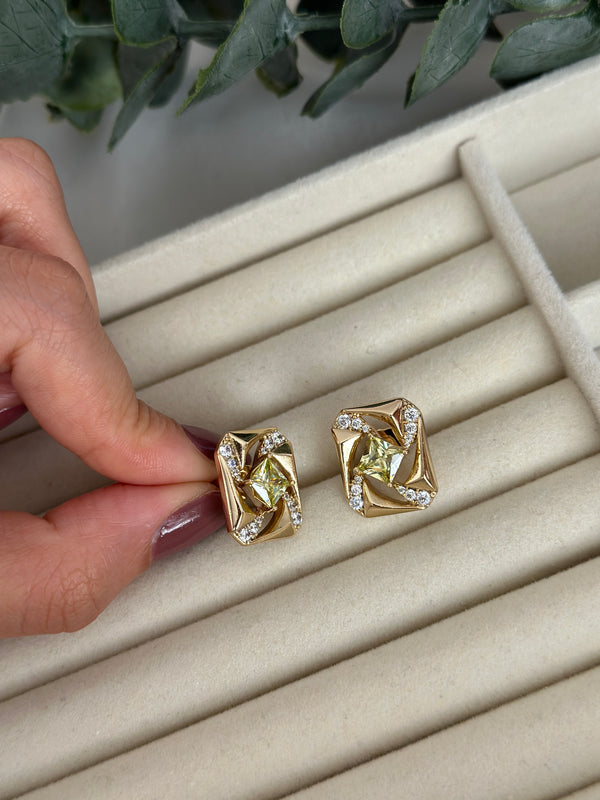 Ortası Yeşil Kare Küpe