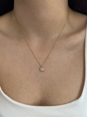 Ucu Kare Taşlı Kolye