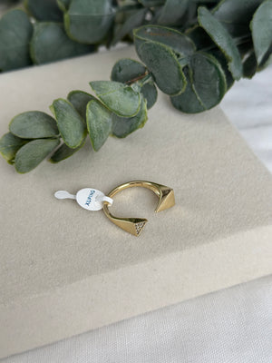 Üçgen Uçlu Yüzük