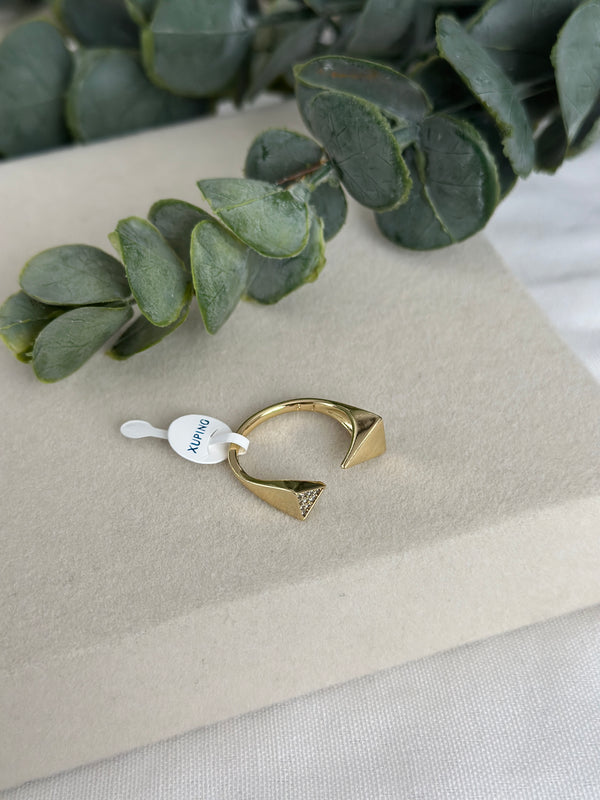 Üçgen Uçlu Yüzük