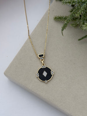 Siyah Mineli Daire İçi Zirkon Taşlı Kolye