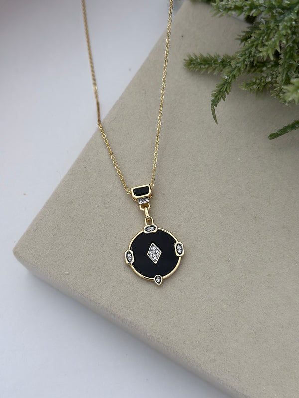 Siyah Mineli Daire İçi Zirkon Taşlı Kolye