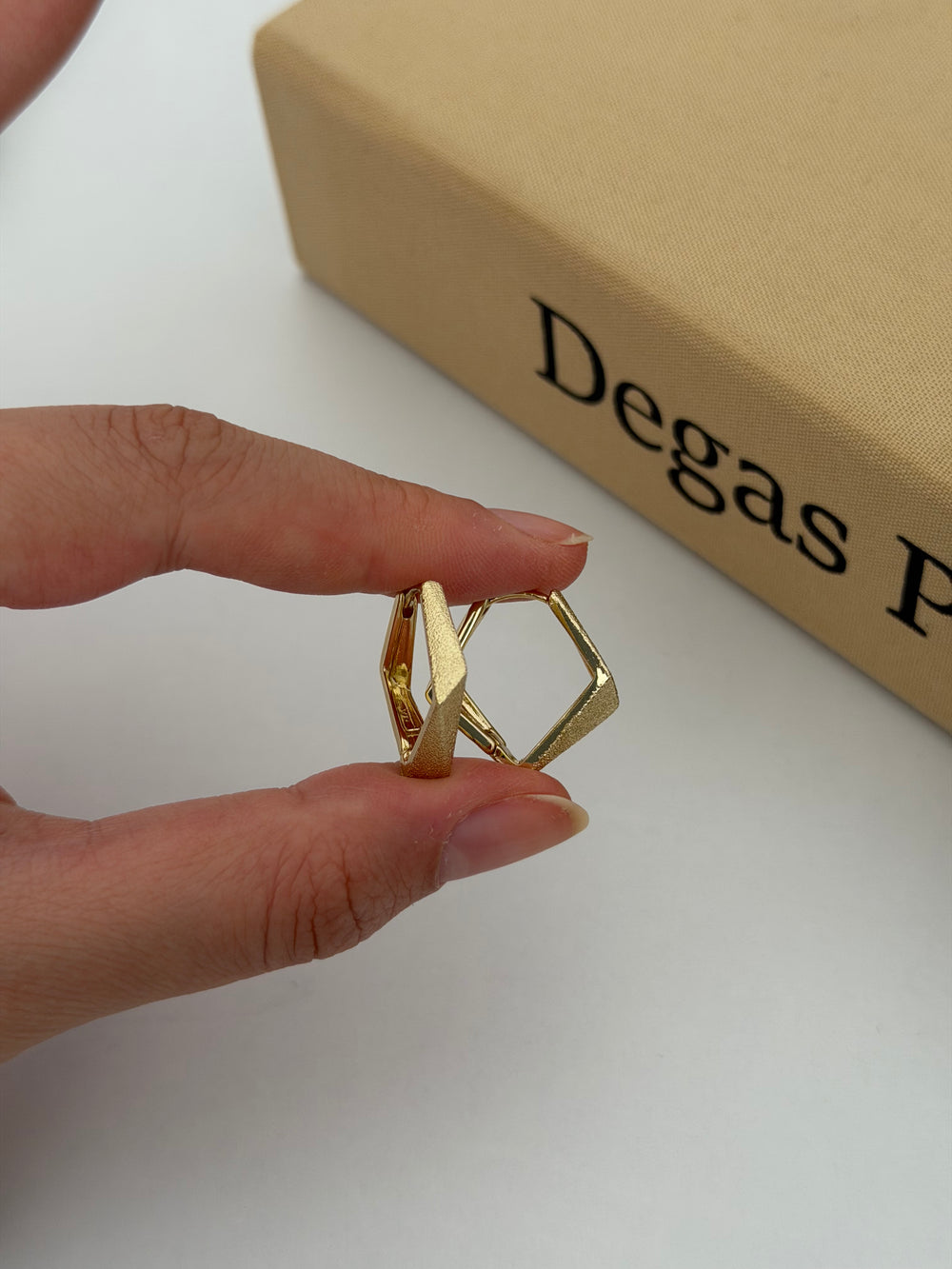 Kum Taşlı Köşeli Küpe