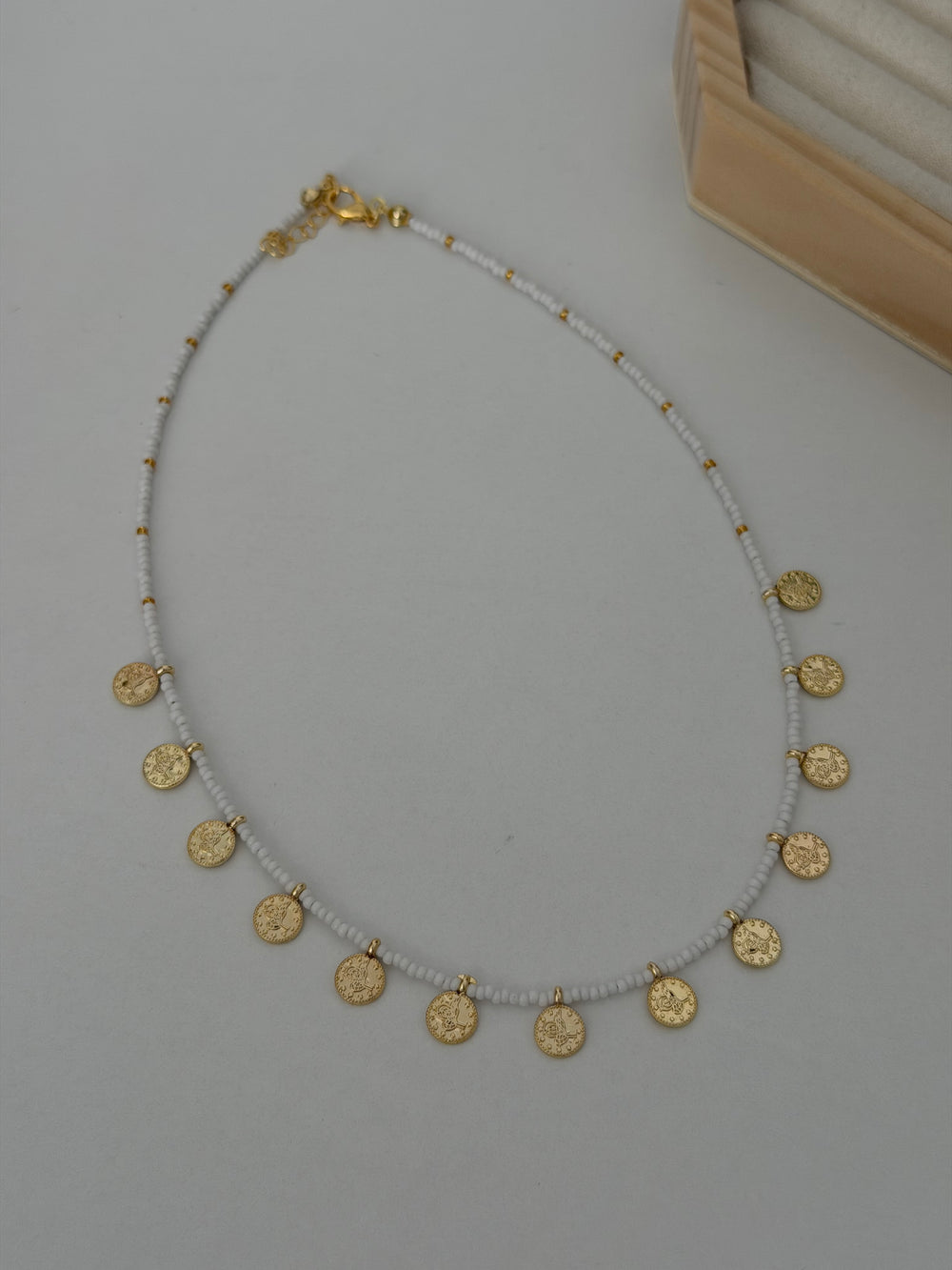 Pul Charm Beyaz Boncuklu Kolye