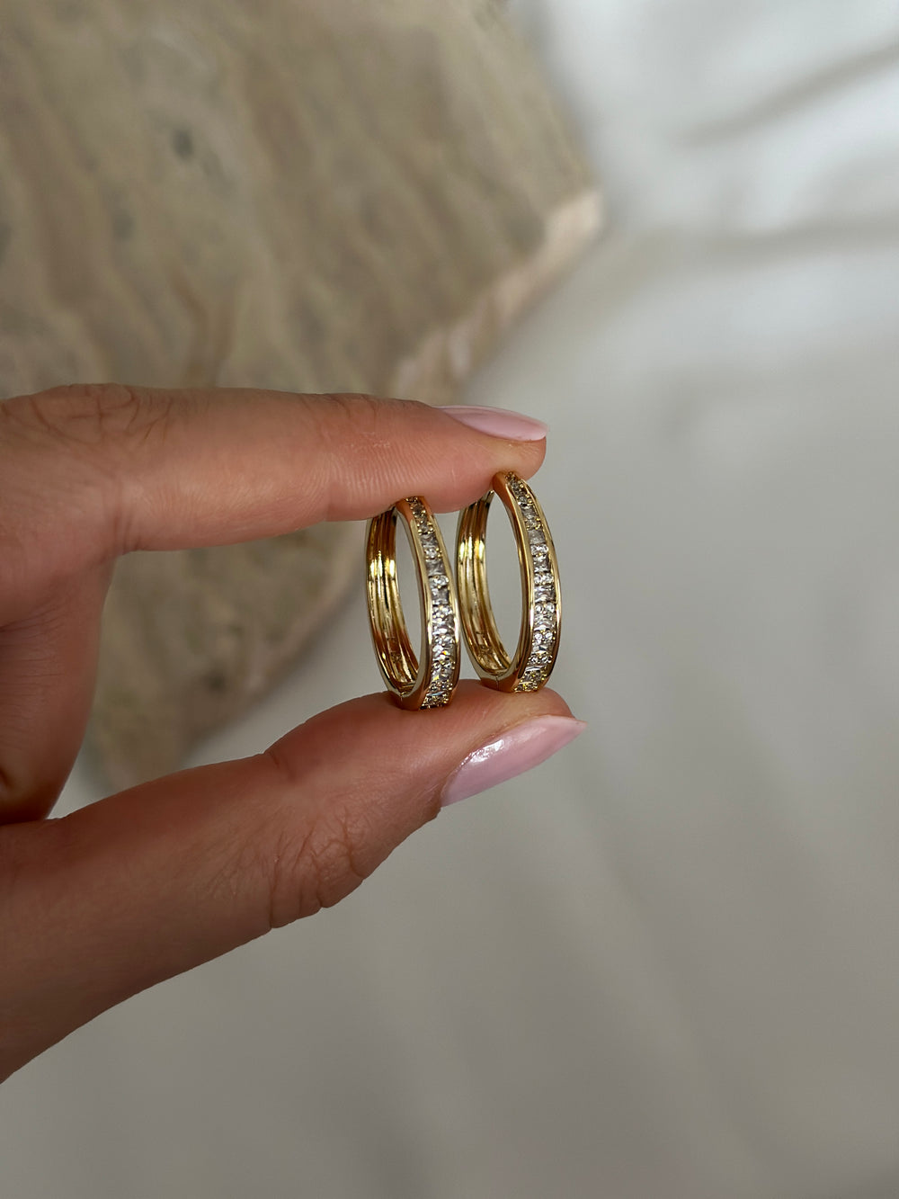 Önü Taşlı Halka Küpe