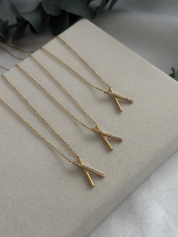 Çelik X Taşlı Kolye