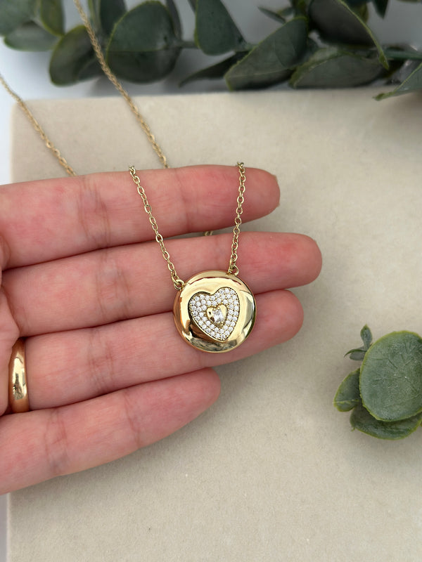 Kalp Taşlı Yuvarlak Plaka Kolye