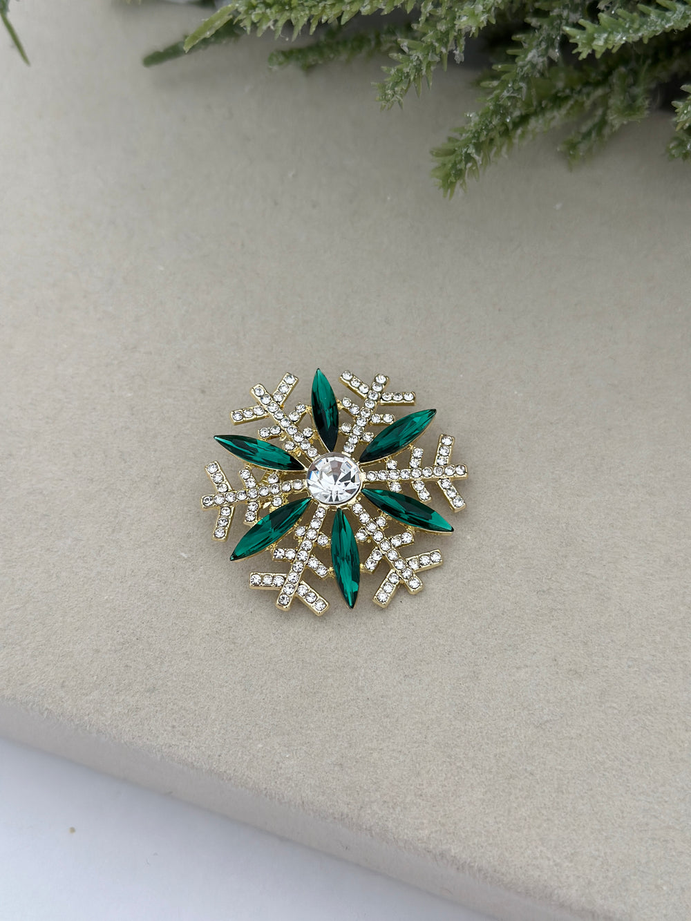 Yeşil Detay Kar Tanesi Broş