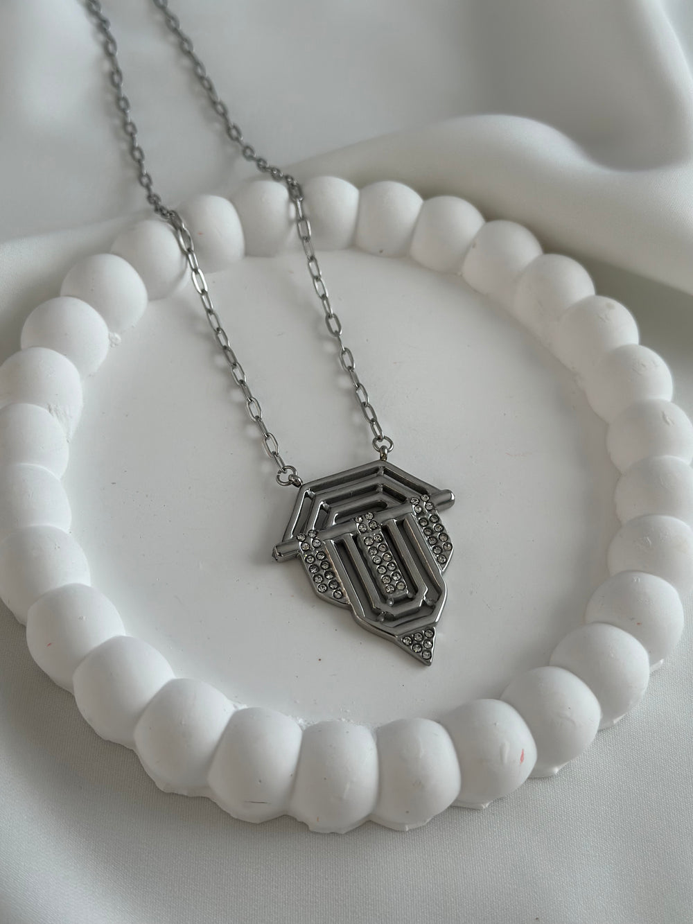 Çelik Üçgen Serenay Kolye