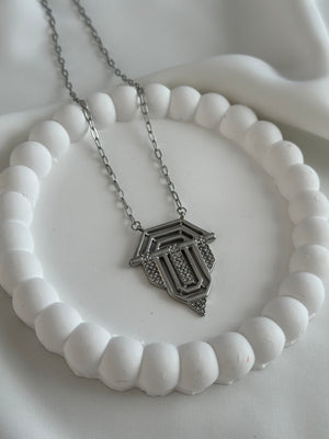 Çelik Üçgen Serenay Kolye