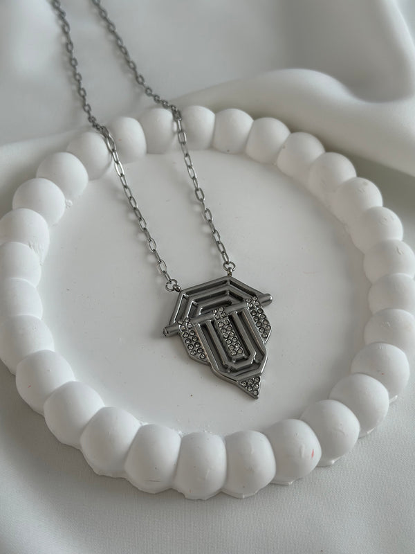 Çelik Üçgen Serenay Kolye