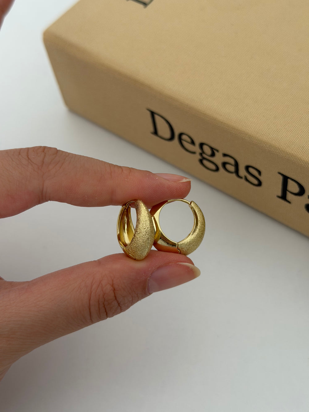 Önü Kum Taşı Bombe Küpe