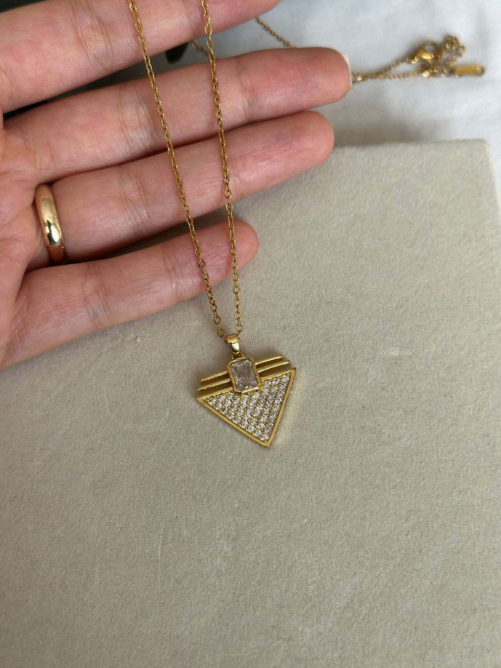 Çelik Üçgen Serenay Kolye