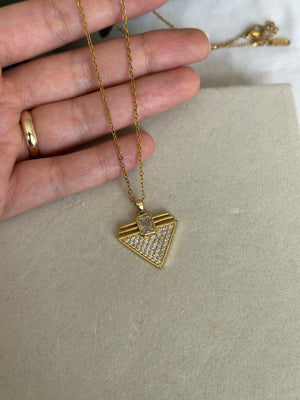 Çelik Üçgen Serenay Kolye