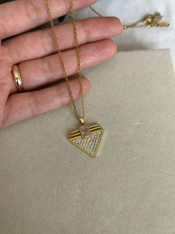 Çelik Üçgen Serenay Kolye