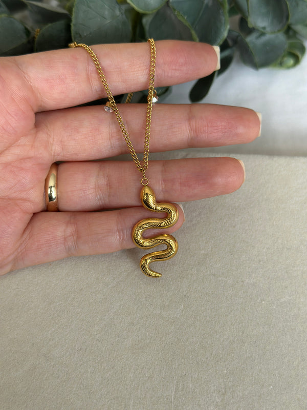 Yılan Figürlü Kolye