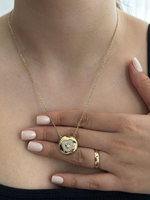 Kalp Taşlı Yuvarlak Plaka Kolye