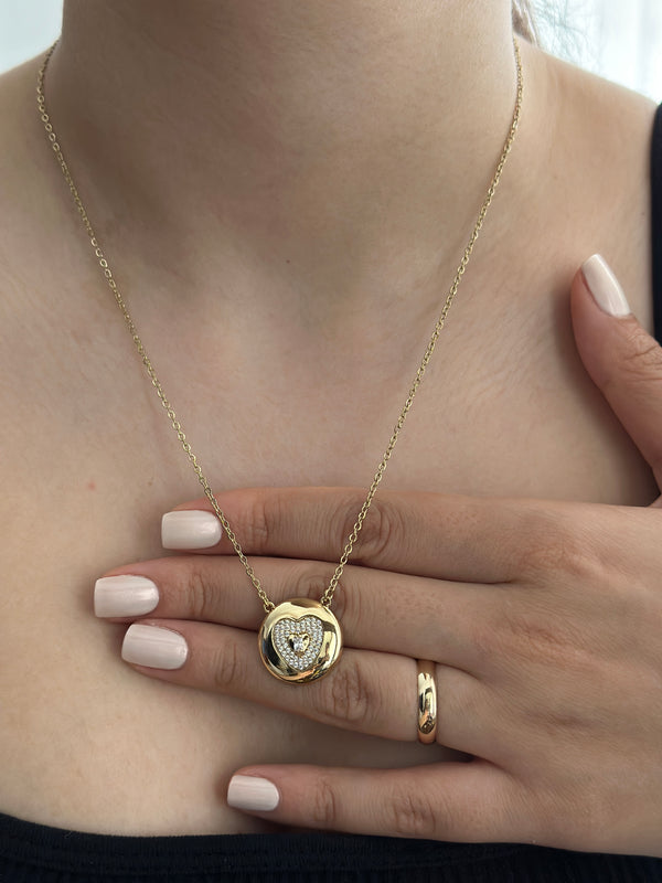 Kalp Taşlı Yuvarlak Plaka Kolye