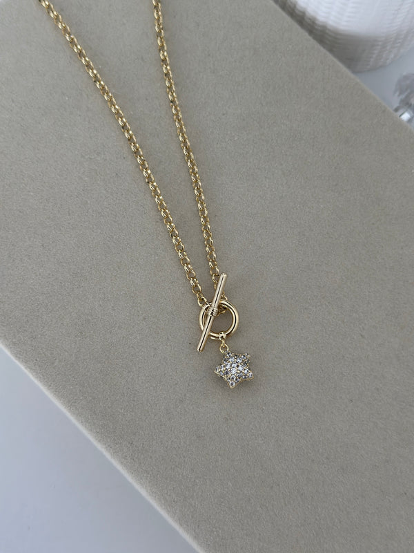 Dümen Model Yıldız Charmlı Kolye