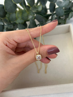 Ucu Kare Taşlı Kolye