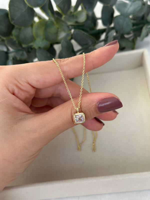 Ucu Kare Taşlı Kolye