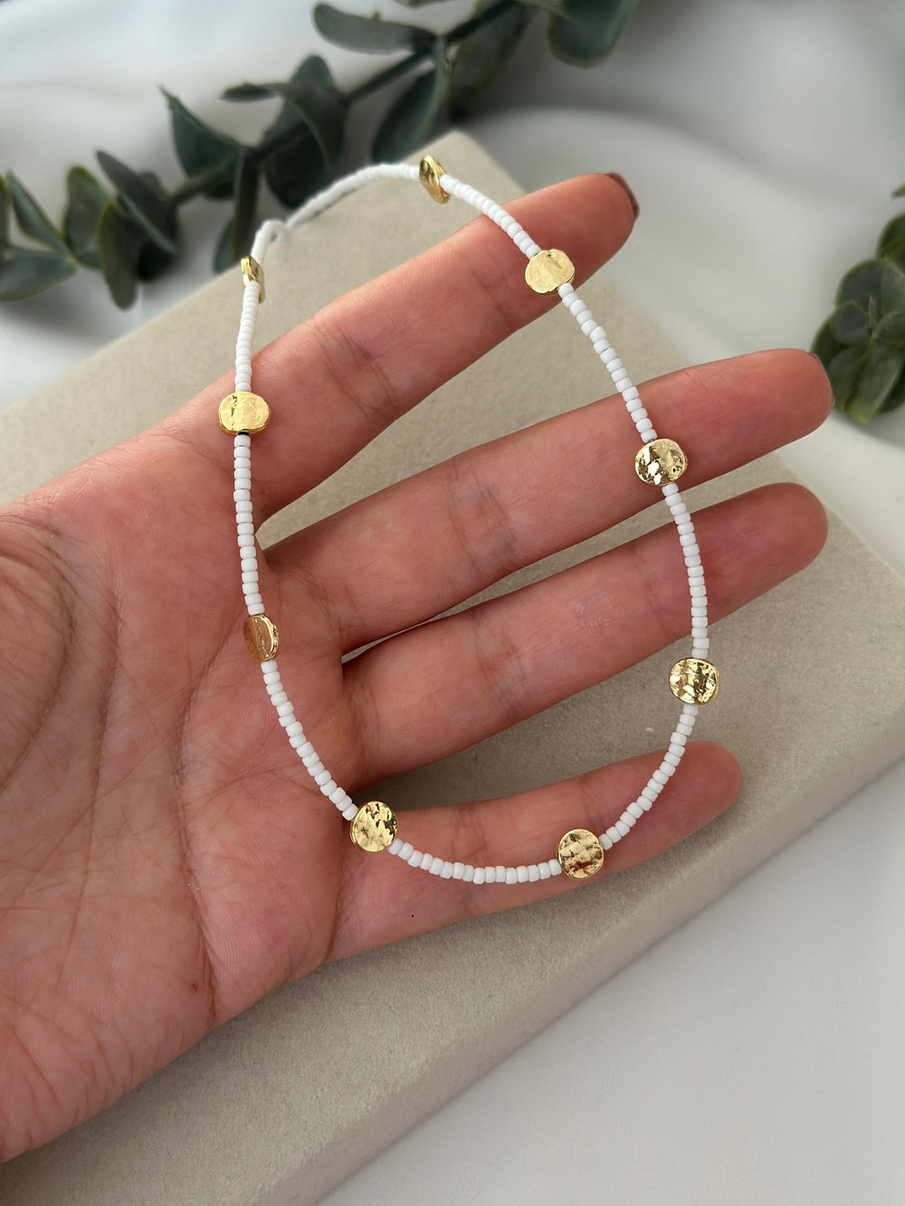 Beyaz Boncuk Gold Plaka Kolye