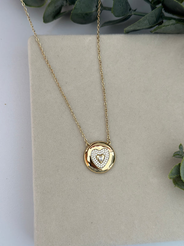 Kalp Taşlı Yuvarlak Plaka Kolye